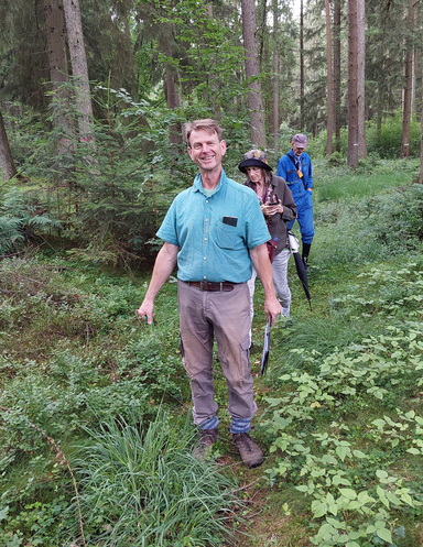 Mitglieder der Archäologie-AG bei der Überprüfung von Bodendenkmalen im Rüstjer Forst