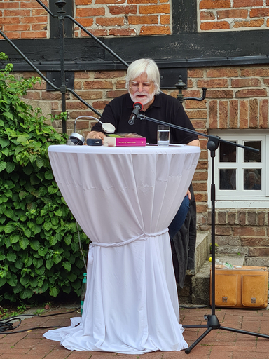Dietrich Alsdorf bei einer Lesung aus seinem neuen Roman. (Foto: Daniel Nösler, Lkr. Stade)