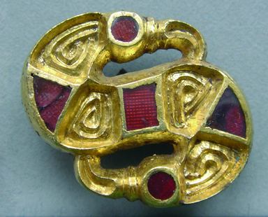 Silbervergoldete Fibel mit roten Granateinlagen aus einem Frauengrab aus Szólád, Ungarn, in typisch langobardischen Formen des 6. Jhs.