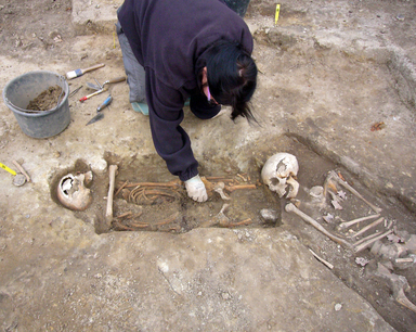 Ausgrabung mittelalterlicher Gräber auf dem alten Oldendorfer Friedhof. (Foto: Lkr. Stade)