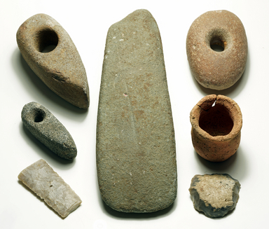 Eine Auswahl archäologischer Funde aus Oersdorf. Sie sind zum Teil mehr als 5.000 Jahre alt. (Foto: Daniel Nösler, Lkr. Stade)