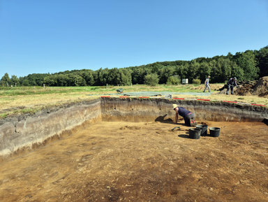 Ansicht der Profile am Ende der Ausgrabungen (Foto: Tobias Mörtz, UHH)
