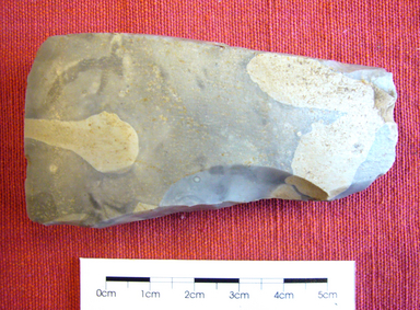 Ein Flintbeil von der endneolithischen Siedlung in Düdenbüttel (Foto: Lkr. Stade)