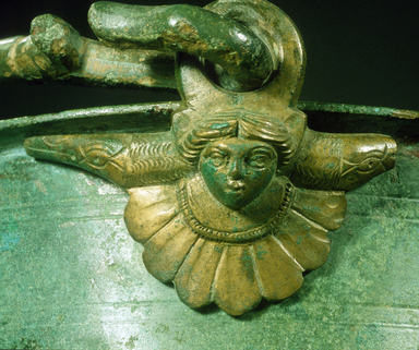 Frauenkopfattasche vom römischen Bronzeeimer aus dem Fürstengrab von Apensen (Foto: Nds. Landesamt für Denkmalpflege)