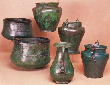 Eine Auswahl römischer Metallgefäße vom langobardischen Gräberfeld Apensen (Foto: nach Stief 1985)