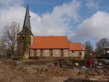 Oldendorf. Blick auf die archäologischen Ausgrabungen. Im Hintergrund die Kirche St. Martin