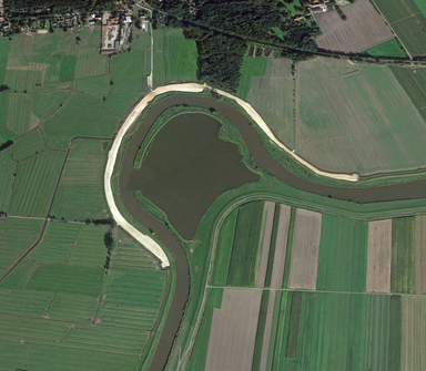Historische Krugwurt und Ostedeich im Bereich einer neu geschaffenen Pütte an der Oste (Foto: Google Earth)