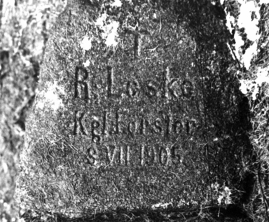 Gedenkinschrift für den königlichen Förster R. Leske auf der Rückseite des Rillensteins (Foto: Lkr. Stade)