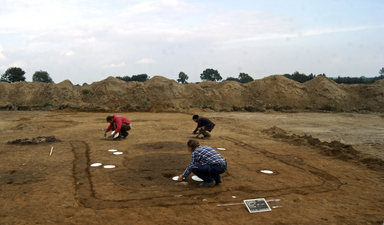 Ein Hausgrundriss der Eisenzeit wird freigelegt (Foto: ArchaeoFirm)