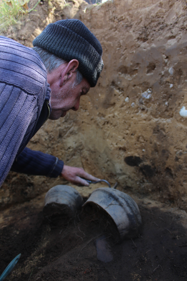 Freilegung eines eisenzeitlichen Gefäßdepots in Beckdorf (Foto: ArchaeoFirm)