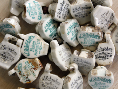 Porzellanverschlüsse der ab 1880 verwendeten Flaschen. (Foto: Dietrich Alsdorf, Lkr. Stade)