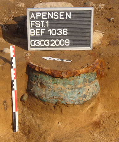 Eines der römischen Bronzegefäße, das derzeit restauratorisch bearbeitet wird, während der Ausgrabung. (Foto: Kreisarchäologie Stade)