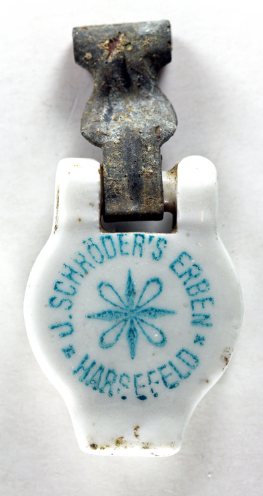 Einer der ab 1892 verwendeten Porzellanverschlüsse von „Schröders Erben“. (Foto: Dietrich Alsdorf, Lkr. Stade)